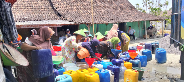 LLHPB PDA Bojonegoro menyalurkan bantuan 65.000 liter air bersih kepada warga (Sumber:Zuliyatin Lailiyah)