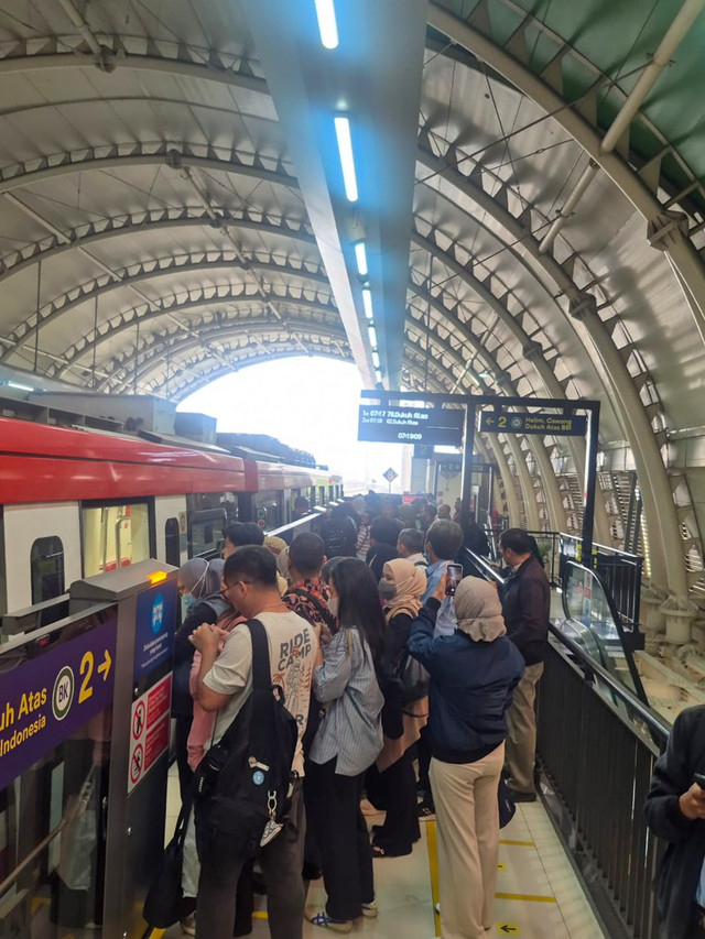 Penumpukan penumpang akibat LRT Jabodebek terjadi gangguan di Stasiun Jatimulya, Bekasi, pada Senin (12/10) pagi. Foto: kumparan