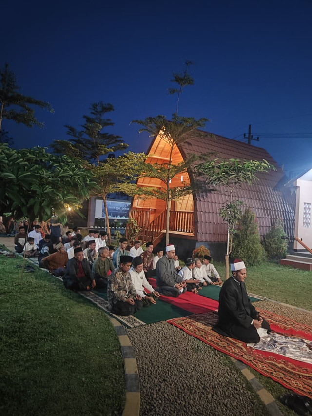 Credit Foto: Utusan/Dai Al Azhar Mesir mengimami sholat maghrib di pondok SyauQie dalam acara silaturrahmi alumni Al Azhar Indonesia (Dokumentasi pribadi Rudi Candra)