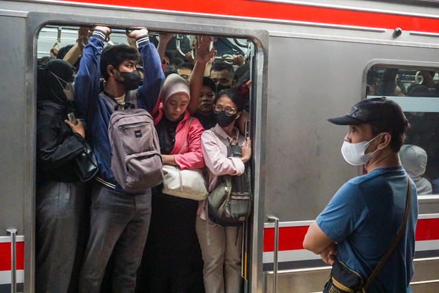 Kepadatan penumpang Kereta Rel Listrik (KRL) Commuter Line rute Green Line menuju Tanah Abang terjadi di Stasiun Pondok Ranji, Ciputat, Tangerang Selatan, Senin (12/10/2026) pagi. Foto: Iqbal Firdaus/kumparan