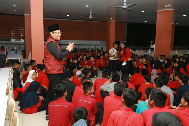 Mensos Saifullah Yusuf (Gus Ipul) meninjau Sekolah Rakyat Terpadu (SRT) 4 DKI Jakarta, Minggu (11/10/2026) malam. Foto: Kemensos RI