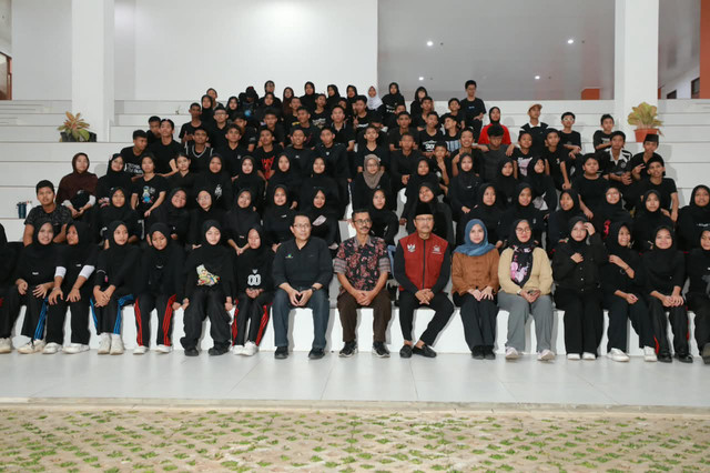 Mensos Saifullah Yusuf (Gus Ipul) meninjau Sekolah Rakyat Terpadu (SRT) 4 DKI Jakarta, Minggu (11/10/2026) malam. Foto: Kemensos RI