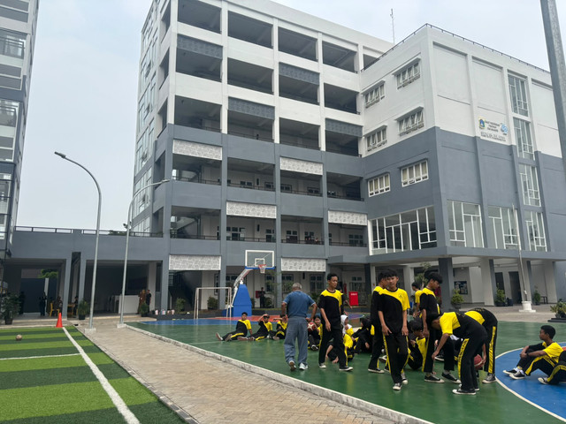 Fasad bangunan baru SDN Pekayon 05 dan SMP Negeri 91 Jakarta, Senin (12/10/2026). Foto: Pradya Tirta/kumparan