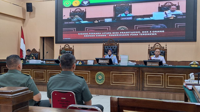 Sidang eks Pangdam IV/Diponegoro, Letjen TNI Widi Prasetijono dkk, agenda pemeriksaan terdakwa terkait dugaan korupsi dan gratifikasi terkait pembelian lahan oleh BUMD Kabupaten Cilacap, di Pengadilan Militer Tinggi II Jakarta Timur, Senin (12/10). Foto: Kevin Daniel/kumparan
