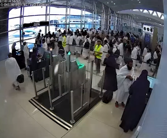 Jemaah umrah di Bandara Riyadh beberapa detik sebelum serangan terjadi, Oktober 2026. Foto: Dok. AlekhbariyaTV