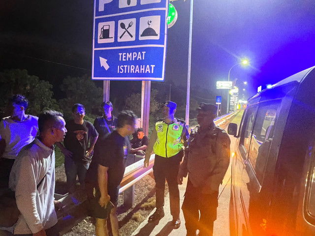 Polisi saat mendatangi mobil rombongan Persib yang diserang di rest area 360 di Kabupaten Batang, Jawa Tengah, Minggu (11/10/2026). Foto: Dok. Istimewa