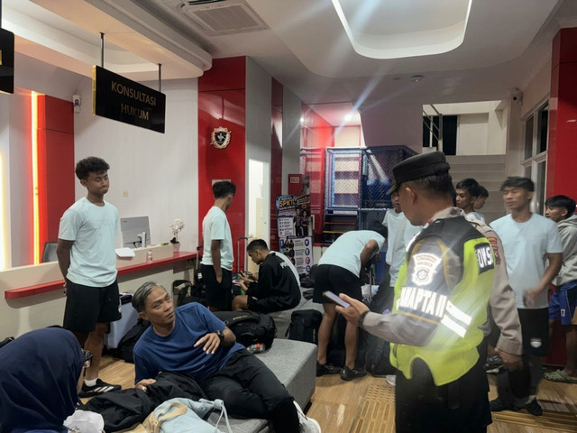 Polisi saat mendatangi mobil rombongan Persib yang diserang di rest area 360 di Kabupaten Batang, Jawa Tengah, Minggu (11/10/2026). Foto: Dok. Istimewa