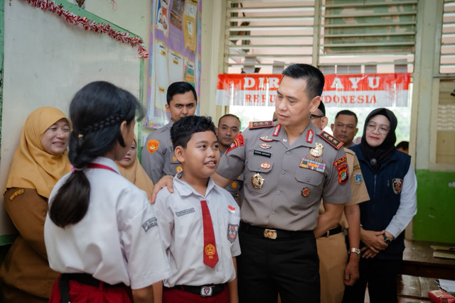 Kapolda Metro Jaya Komjen Pol Dadang Hartanto di SDN Gunung 01, Kebayoran Baru, Jakarta Selatan. Foto: Dok. Istimewa