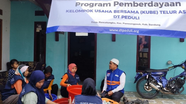 Pendampingan Rutin Kelompok Usaha Bersama Telur Asin Rancatungku 2 oleh Tim Program DT Peduli Bandung (Sumber: DT Peduli)