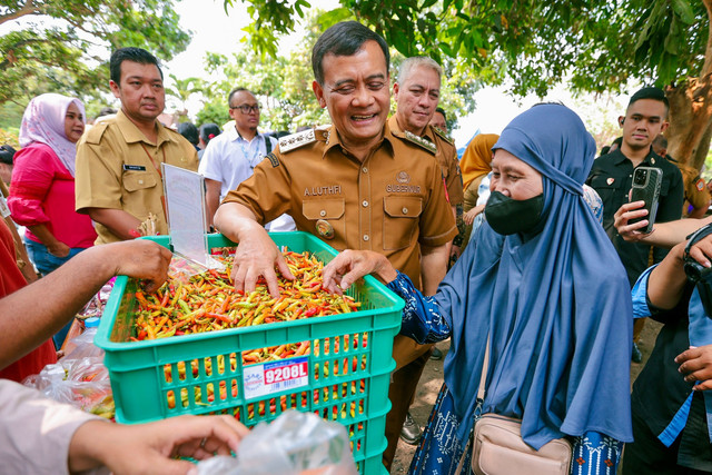 Gubernur Jateng, Ahmad Luthfi, menghadiri aksi peduli melalui gerakan pangan murah dan berbagai pemberian bantuan di Kantor Dinas Pertanian dan Peternakan Jawa Tengah, Kompleks Tarubudaya, Ungaran, Kabupaten Semarang, Senin (12/10/2026). Foto: Dok. Pemprov Jateng