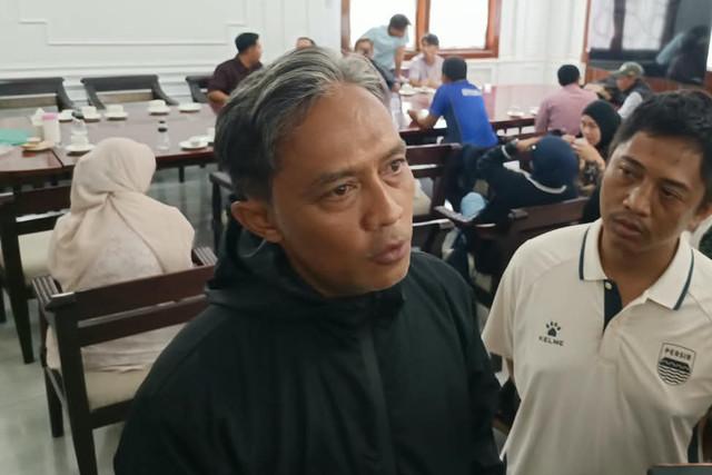 Pelatih Persib U-18, Tito Agung dan Media Officer Persib U-18, Pandu, saat memberikan keterangan terkait peristiwa penyerangan bus Persib di Tol Batang, Senin (12/10/2026). Foto: Abisatya/kumparan