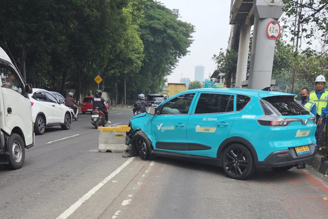 Taksi menabrak separator busway didekat Halte Gerbang Pemuda, Jakarta, Senin (12/10/2026). Foto: Dok. Istimewa