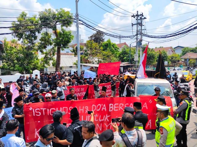 Warga Madura yang tergabung dalam Keluarga Madura Yogyakarta (KMY) bersama Paguyuban Toko Kelontong Madura mendatangi Polresta Yogyakarta, Senin (12/10/2026). Foto: Arfiansyah Panji Purnandaru/kumparan