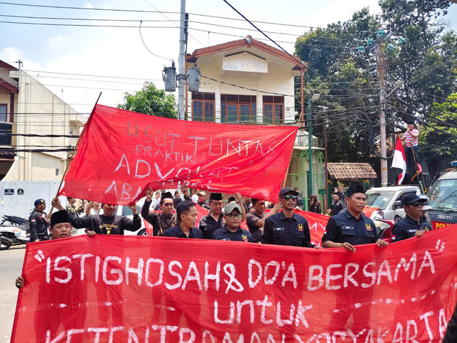 Warga Madura yang tergabung dalam Keluarga Madura Yogyakarta (KMY) bersama Paguyuban Toko Kelontong Madura mendatangi Polresta Yogyakarta, Senin (12/10/2026). Foto: Arfiansyah Panji Purnandaru/kumparan