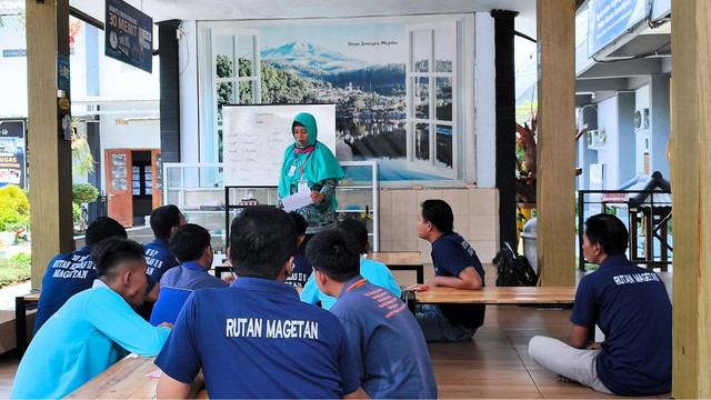 Proses pembelajaran Bahasa Inggris di Ruang Kunjungan Rutan Magetan. Foto: Dok. Rutan Magetan