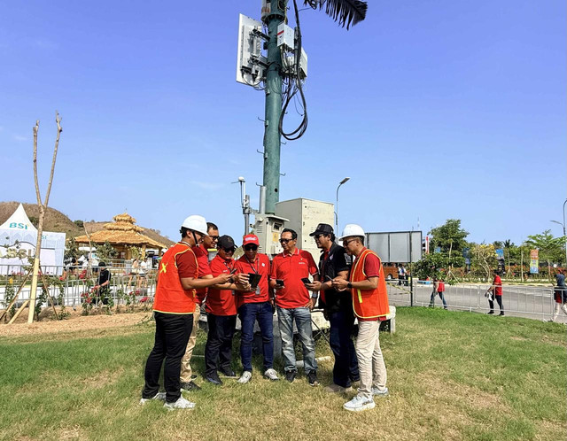 Telkomsel memastikan konektivitas digital tetap optimal selama gelaran MotoGP Mandalika 2026 pada 9–11 Oktober 2026 melalui penguatan 279 BTS 4G dan 17 BTS 5G di 30 titik strategis. Penguatan jaringan turut didukung pembangunan 7 site baru, penambahan 2 unit COMBAT, serta optimalisasi jaringan 5G menggunakan frekuensi 2600 MHz guna menghadirkan pengalaman broadband terbaik bagi pengunjung di kawasan Sirkuit Mandalika, Lombok, Nusa Tenggara Barat. Foto: Dok. Telkomsel