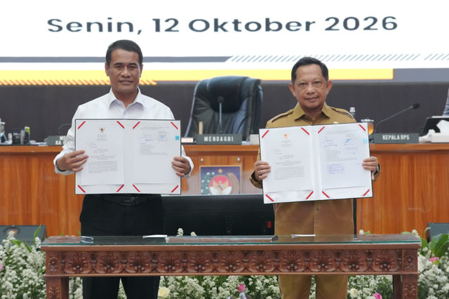 Mendagri Tito Karnavian teken SEB bersama Mentan Andi Amran Sulaiman untuk optimalkan penyuluhan pertanian dan dukung program swasembada pangan di Kemendagri, Jakarta, Senin (12/10/2026). Foto: Kemendagri RI