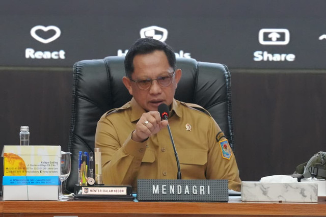 Mendagri Tito Karnavian minta Pemda optimalkan langkah pengendalian inflasi menyusul kenaikan angka inflasi year-on-year (YoY) September 2026 menjadi 3,28 persen di Jakarta, Senin (12/10/2026). Foto: Kemendagri RI