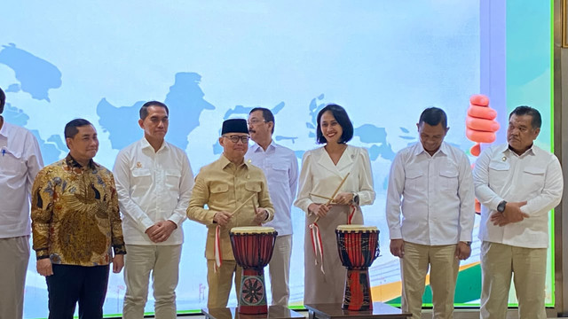 Prosesi peresmian layanan Telekonseling bagi Pekerja Migran Indonesia oleh Menteri Pelindungan Pekerja Migran Indonesia (P2MI), Mukhtarudin, dan Wakil Menteri P2MI, Christina Aryani di Kantor P2MI, Pancoran, Jakarta Selatan pada Senin (12/10/2026). Foto: Nabilah Siti/kumparan