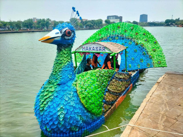Perahu dari botol plastik bekas di Festival Perahu Cinta Lingkungan 2026. Foto: Dok. Dinas LH DKI