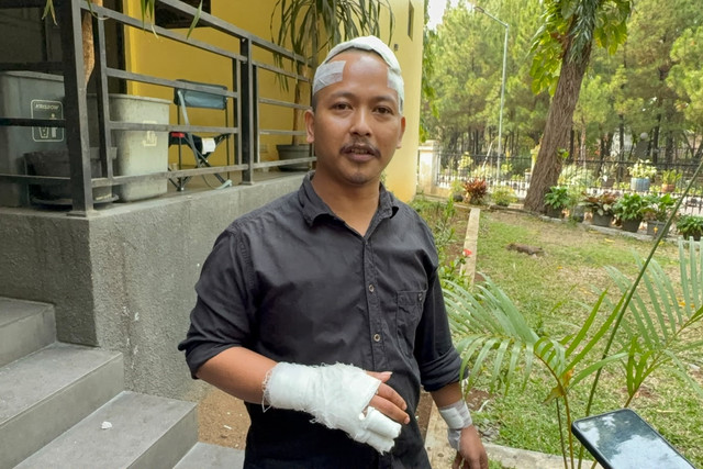 Ahmad Andalusi, sopir taksi yang menjadi korban begal di Pamulang, Tangerang Selatan saat di temui di Polda Metro Jaya, Jakarta, Senin (12/10/2026). Foto: Rayyan Farhansyah/kumparan
