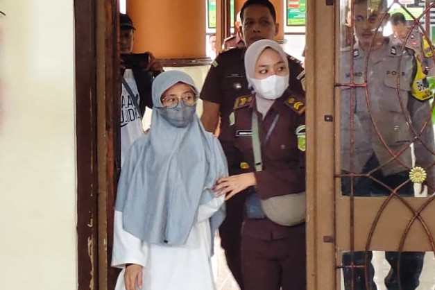 Pemilik dan ketua yayasan Daycare Little Aresha Yogyakarta, Diyah Kusumastuti tiba untuk menjalani sidang lanjutan di Pengadilan Negeri Yogyakarta, Senin (12/10/2026). Foto: Arfiansyah Panji Purnandaru/kumparan