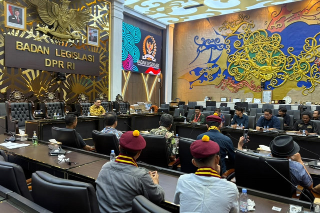 Fraksi Golkar menerima Koalisi Masyarakat Sipil terkait tindak lanjut putusan MK soal ijazah Wapres Gibran Rakabuming Raka di Kompleks Parlemen, Senayan, Jakarta, Senin (12/10/2026). Foto: Nasywa Athifah/kumparan