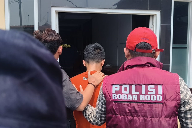 Pelaku penyerangan terhadap rombongan tim Persib Bandung U-18 di Rest Area 360, Kabupaten Batang, BPA (33) saat digelandang di Polresta Batang, Senin (12/10/2026). Foto: Dok. Istimewa