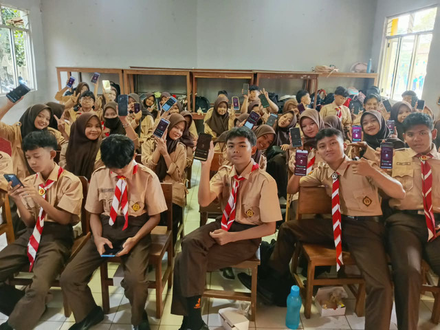 Siswa SMK Laboratorium Indonesia Bogor menunjukkan hasil kuis dalam kegiatan edukasi manajemen bermedia sosial bersama mahasiswa Universitas Pamulang. Sumber: Dokumentasi Pribadi.