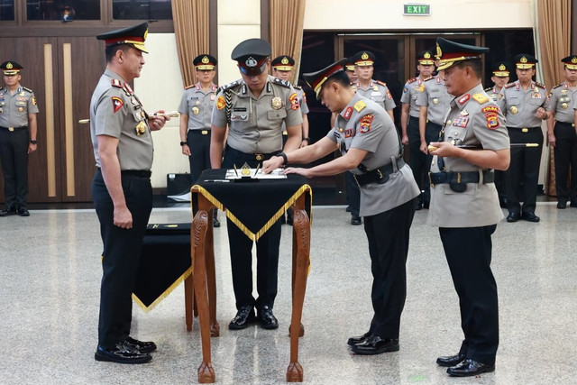 Kapolri Jenderal Pol Suyudi Ario Seto pimpin sertijab Kakorlantas dan 3 Kapolda di Mabes Polri, Jakarta, Senin (12/10/2026). Foto: Polri