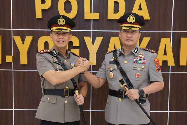 Serah terima jabatan Kapolresta Sleman dari Kombes Pol Adhitya Panji Anom (kiri) kepada Kombes Pol Nanang Haryono (kanan), Sabtu (10/10). Foto: Dok. Polresta Sleman