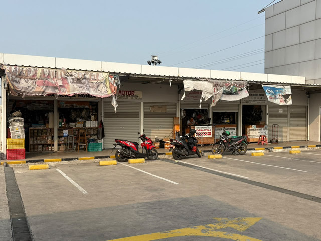 Sentra spare part mobil di lantai 3 (rooftop) Gedung Senen Jaya Blok 1 dan 2, Jakarta Pusat. Foto: Alvian Yoga Yulianto/kumparan