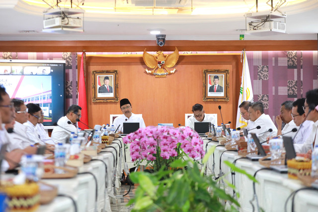 Mensos Gus Ipul wajibkan seluruh pegawai Kemensos jadi Agen Perlinsos Digital serta minta percepatan penyerapan anggaran dan pembenahan fasilitas Sekolah Rakyat di Jakarta, Senin (12/10/2026). Foto: Kemensos RI