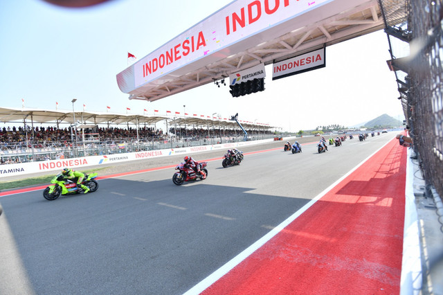 Para pembalap saat memulai start di sesi race Pertamina Grand Prix of Indonesia 2026 di Pertamina Mandalika International Circuit, Lombok, NTB pada Minggu (11/10). Foto: Dok. Pertamina