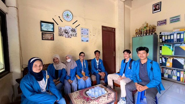 Tim Ecofinity Universitas Pamulang saat melakukan koordinasi di SMK Bhakti Karya Sawangan sebagai bagian dari persiapan kegiatan Pengabdian kepada Masyarakat. Dokumentasi pribadi.