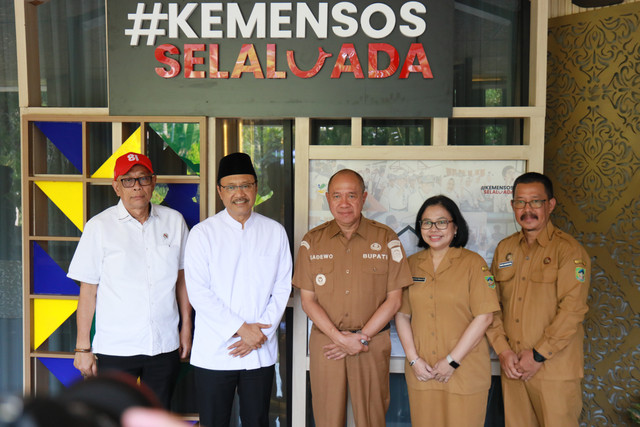 Mensos Gus Ipul apresiasi tingginya partisipasi warga Banyumas sebagai Agen Perlinsos dan dorong optimalisasi kuota PBI-JK dalam pertemuan dengan Bupati Banyumas di Jakarta, Senin (12/10/2026). Foto: Kemensos RI
