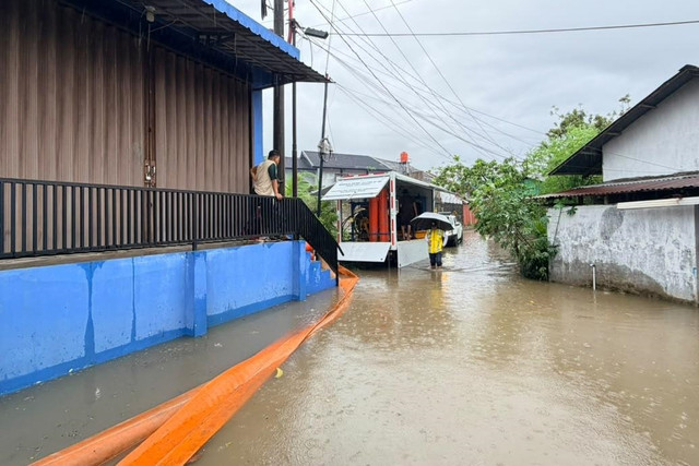 Kementerian Pekerjaan Umum (PU) melalui Balai Wilayah Sungai (BWS) Sumatera V Padang menerahkan pompa air untuk menangani banjir akibat meluapnya Sungai Batang Air Dingin di Kota Padang, Sumatera Barat, pada Sabtu (10/10/2026).  Foto: Dok. Istimewa