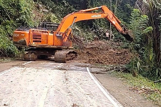 Kementerian Pekerjaan Umum (PU) mempercepat penanganan darurat bencana tanah longsor dan amblas badan jalan di ruas jalan nasional Tapan-Batas Jambi, Nagari Jangki Ayam, Kecamatan Ranah Ampek Hulu, Kabupaten Pesisir Selatan, Sumatera Barat. Foto: Dok. Istimewa