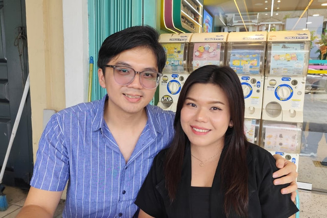 Kartika bersama suaminya Susanto menceritakan kondisinya yang mengidap penyakit MRKH saat ditemui di Medan, Senin (12/10/2026). Foto: Amar Marpaung/kumparan