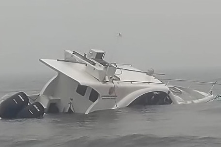 Basarnas Sorong bergerak cepat menuju lokasi tenggelamnya speedboat milik Pemkab Fakfak di sekitar perairan Kampung Siri-Siri, Distrik Inanwatan, Kabupaten Sorong Selatan, Senin (12/10/2026). Foto: Instagram/@kantorsar_sorong