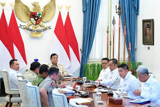 Presiden Prabowo Subianto memimpin rapat terbatas membahas penanganan kebakaran hutan dan lahan (karhutla) secara hybrid dari Istana Merdeka, Jakarta, Senin (12/10/2026). Foto: Instagram/ @sekretariat.kabinet