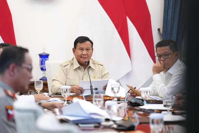Presiden Prabowo Subianto memimpin rapat terbatas membahas penanganan kebakaran hutan dan lahan (karhutla) secara hybrid dari Istana Merdeka, Jakarta, Senin (12/10/2026). Foto: Instagram/ @sekretariat.kabinet