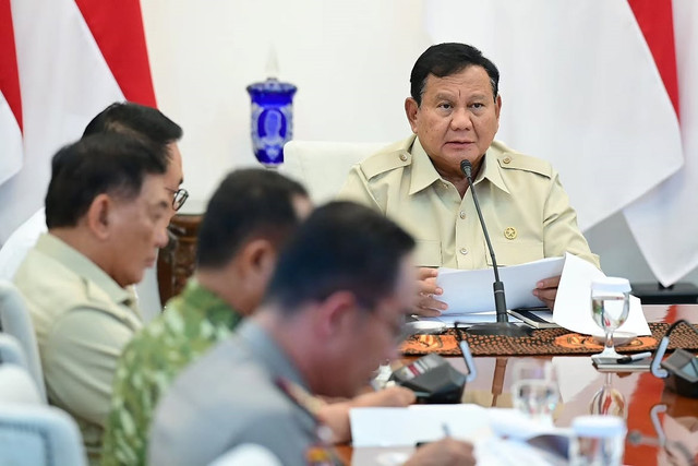 Presiden Prabowo Subianto memimpin rapat terbatas membahas penanganan kebakaran hutan dan lahan (karhutla) secara hybrid dari Istana Merdeka, Jakarta, Senin (12/10/2026). Foto: Instagram/ @sekretariat.kabinet