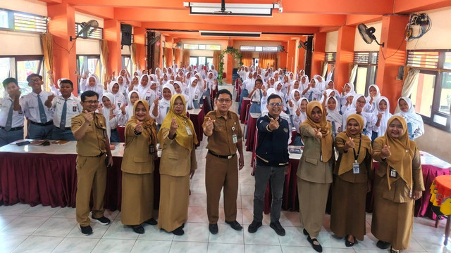 Credit Foto : Ahmad Madani bersama guru dan siswa siswi SMK Negeri 1 Wonogiri
