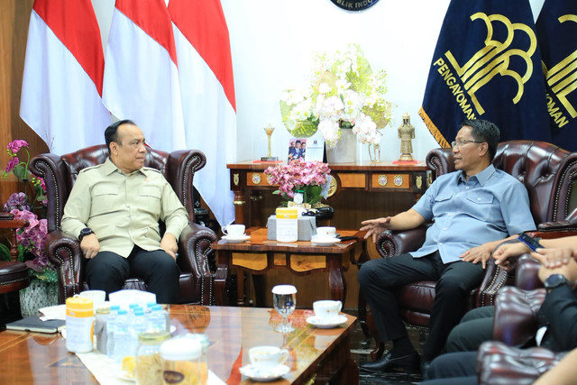 Kepala BRAN Jenderal Polisi Dedi Prasetyo (kiri) dengan Menteri Hukum Supratman Andi Agtas, di Kementerian Hukum, Jakarta, Senin (12/10). Dok. Istimewa