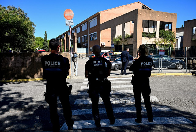 Polisi berpatroli di luar sekolah menengah pertama Joseph-Lakanal setelah kepala sekolah ditembak oleh seorang remaja. Foto: Miguel Medina/AFP