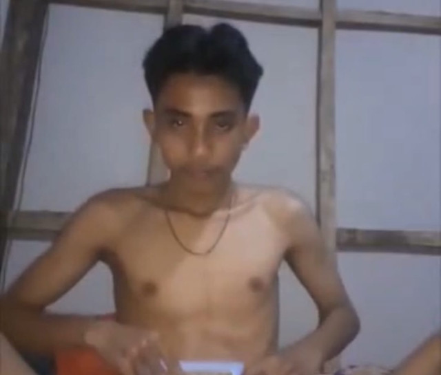 Seorang pria lecehkan Al-Quran viral, dilaporkan ke Poldes Bondowoso. Foto: Dok. Istimewa