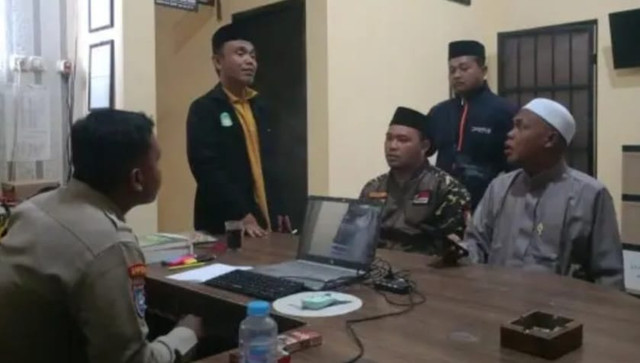Seorang pria lecehkan Al-Quran viral, dilaporkan ke Poldes Bondowoso. Foto: Dok. Istimewa