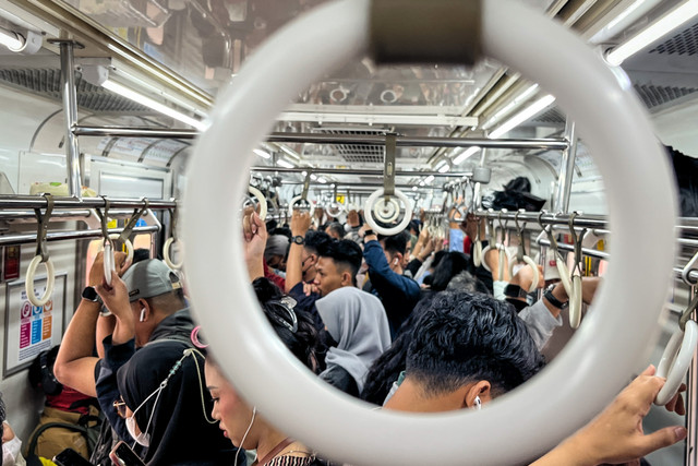 Blue Line: Suasana kepadatan di rangkaian kereta commuter line (KRL) rute blue line Bekasi - Manggarai, Selasa (13/10/2026). Foto: Iqbal Firdaus/kumparan