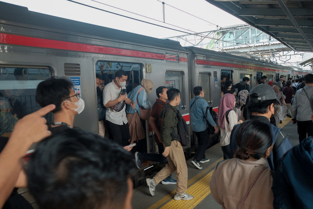 Suasana kepadatan penumpang rangkaian KRL Commuter Line rute Rangkasbitung-Tanah Abang (Green Line) di Stasiun Tanah Abang, Selasa (13/10/2026). Foto: Akbar Mubarak/kumparan
